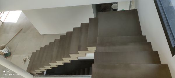 Escalier crémaillère béton décoratif